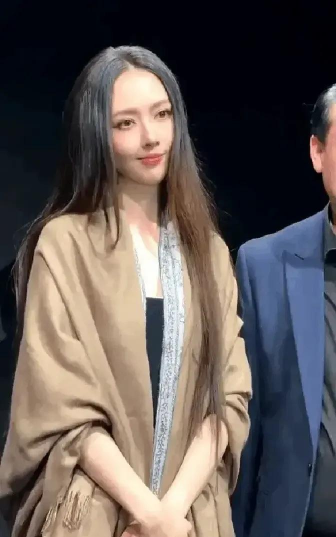 郭碧婷一张侧脸图被转疯，说她发量稀薄、眼下青黑、指节干瘦，像被婚姻吸干仙气。我