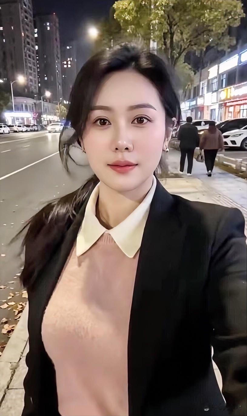 ［一枕诗书·西江月～淡泊篇］文／开心吴阶前杨柳轻摇，槿花迎风自笑。留个深