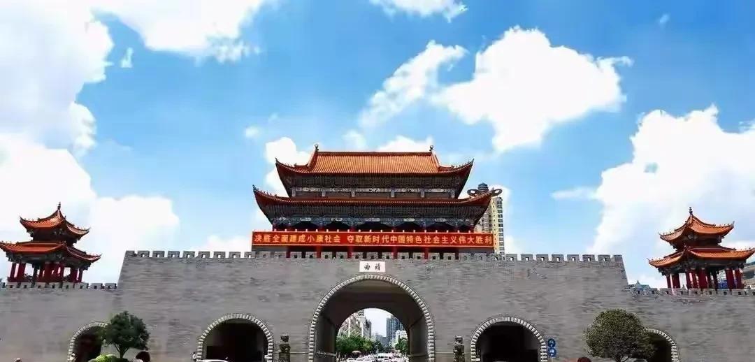 刚从贵州桐梓回来，在那儿避暑来着。同学也从曲靖避暑归来了，于是就和同学们聊聊曲靖