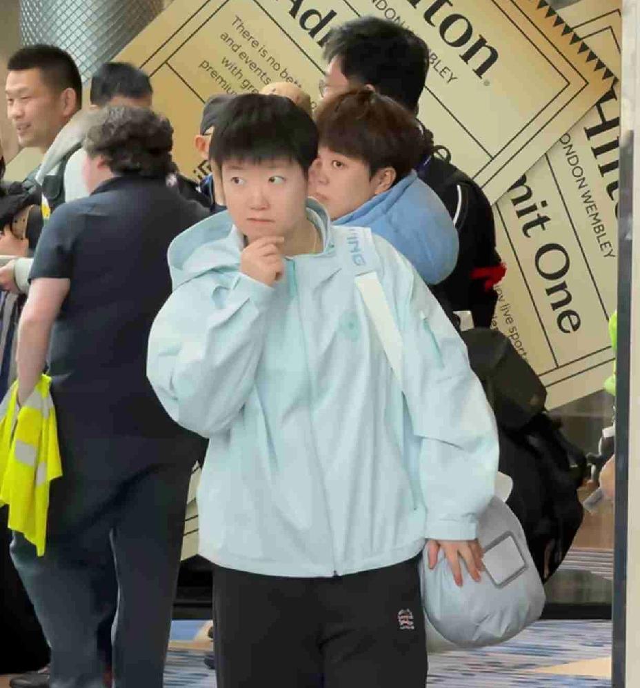 莎莎这“八百个心眼子”又上线了，原地转圈圈。撑着下巴、挠着耳朵，不知道又在