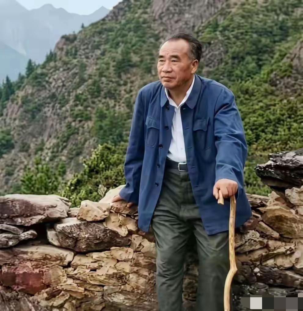 1962年3月，75岁的朱德元帅重返井冈山途中休息留影。照片中，朱老总身着朴素，