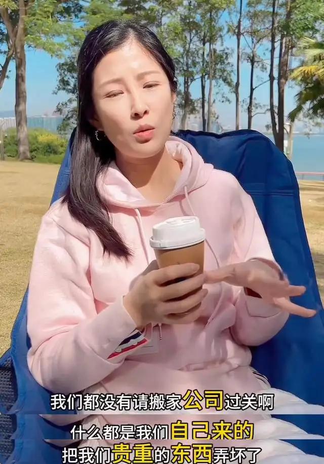 洪金宝的儿子举家从香港搬到深圳住。洪天明的妻子周家蔚在视频中说，他们搬来深圳