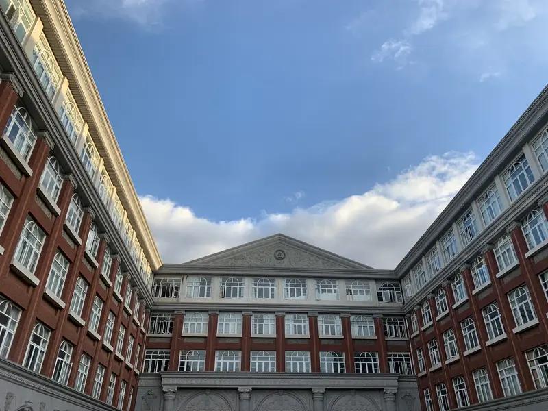 浙江始终勇于自我革命、走在前列。在内地很多高校，职称越高工资越高，而浙江已全面改
