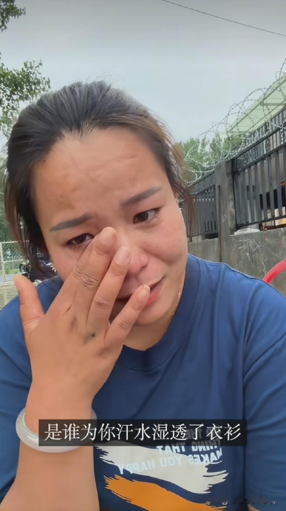 小故事！看看李佳在视频里哭得稀里哗啦，你觉得李佳，为啥哭得那样伤心