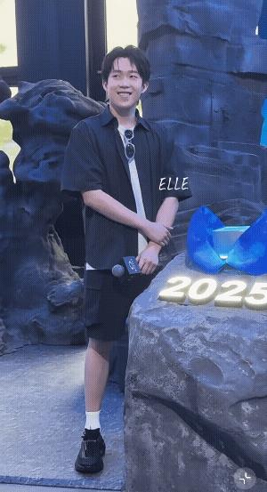 好可爱的又有点臭屁的楚钦，在商务现场笑着回复球迷的加油声！今天楚钦空降欧克利品