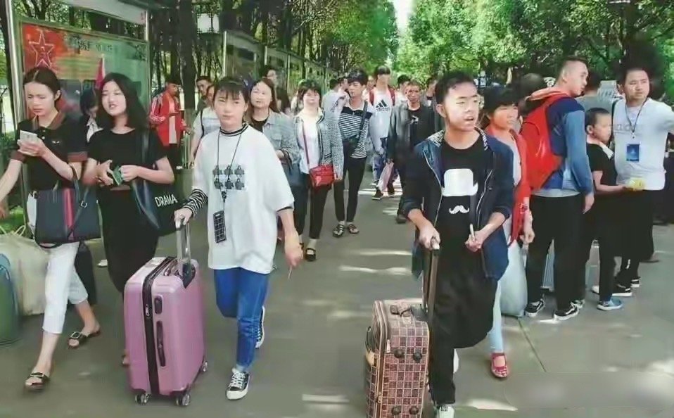 以前大学生对比现在大学生穿搭，时代迭代​​​