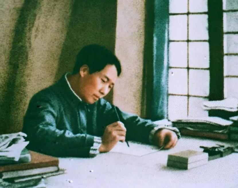 1937年初，大部队抵达延安，不习惯睡土炕的毛泽东，为了不毁坏当地老乡的炕，将床