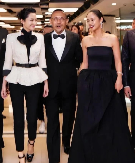 左边这一位女明星，她的身材是这个年龄段里最好的一个，没有变形，50多岁了还那么性