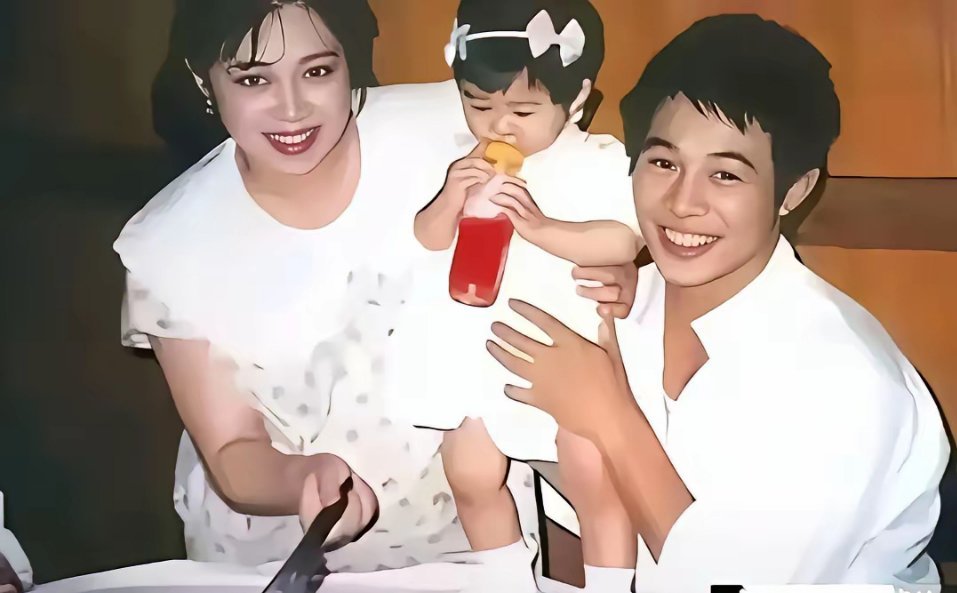 著名艺人李连杰两个家庭两张照片的对比，令人不胜唏嘘​​​