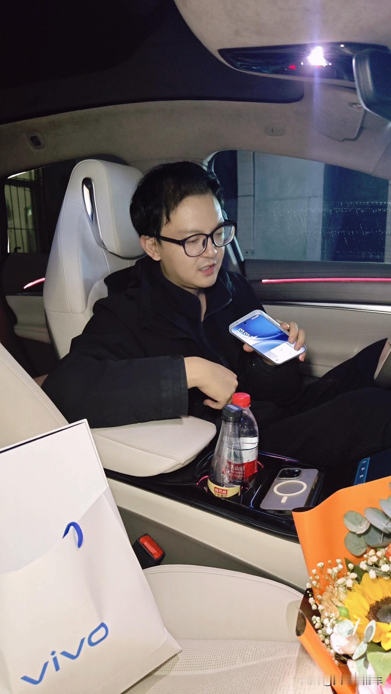 全网各类数码博主都在吹vivox300pro,所以我去线下店买了一个！国补后5