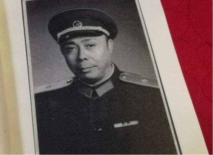 1949年，二野18军副参谋长率部运粮时突然遭到大批土匪伏击。在经过一夜的血战后