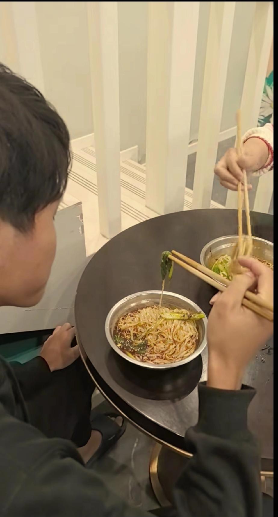 叶锐聪的买家依旧打电话与他联系。叶锐聪找到了原生家庭，一时之间难以像姜甲儒那样彻