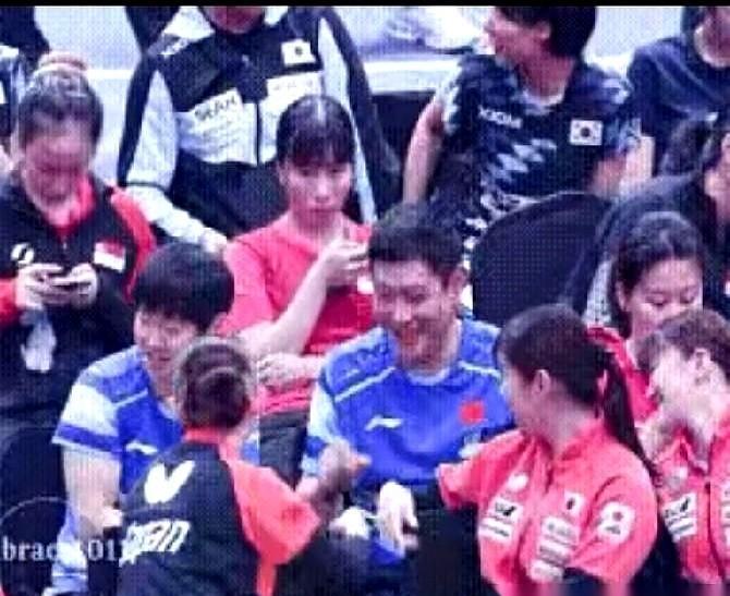 孙颖莎试戴早田的手链，没戴上去。不是不想戴，是手腕太硬，根本套不进。乒乓球这