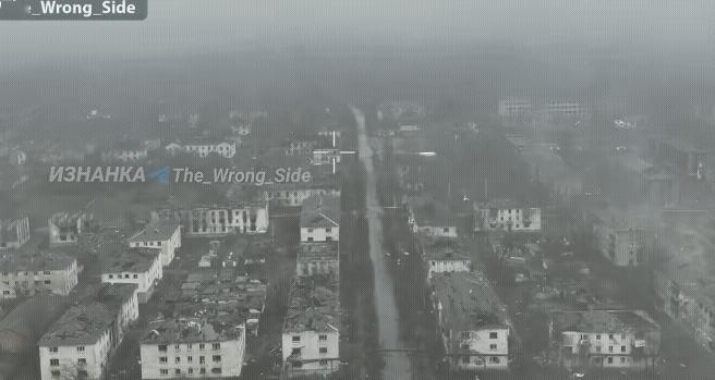 精准轰炸！乌军又成功用建筑物拦截了俄军一枚1.5吨的航空炸弹！在米尔诺格勒北侧方