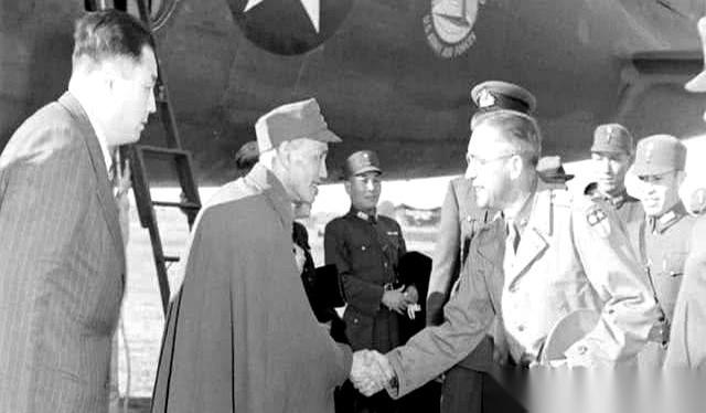 我每次看到这段历史，都想捶桌子。1943年，开罗，罗斯福把琉球群岛打包好，亲手