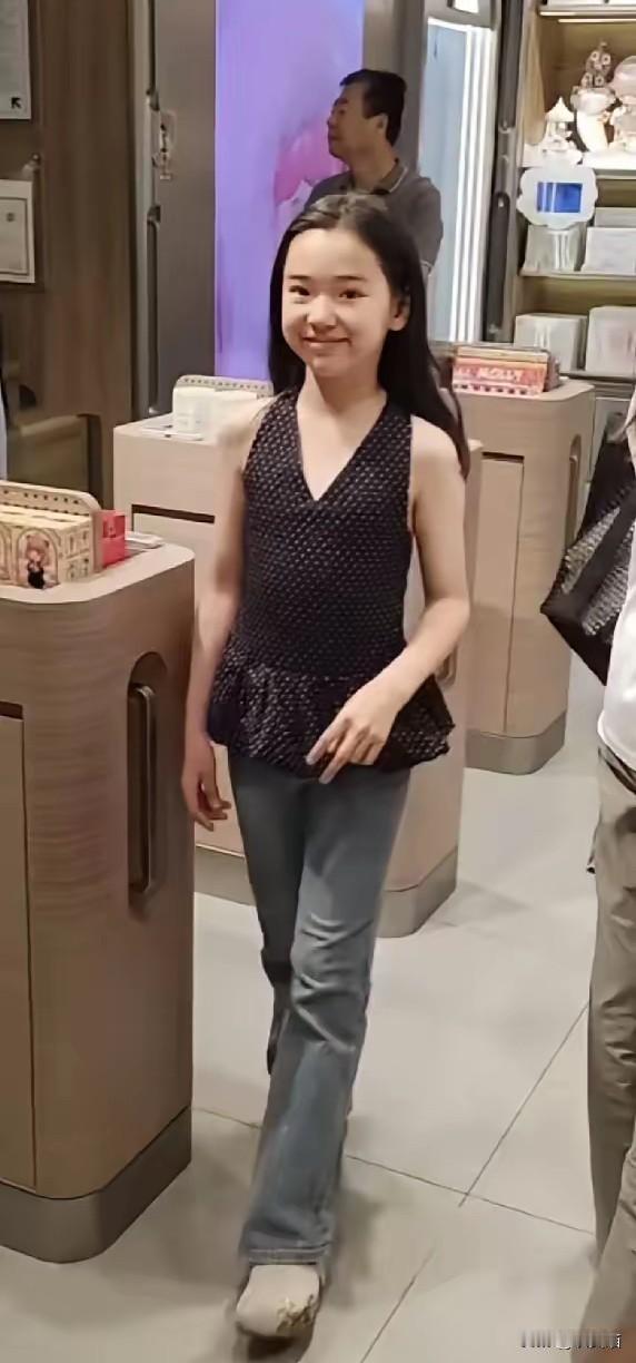 小酒窝这是要逆天我朋友前两天在北京合生汇撞见董璇带着她逛街，回来整个人都不淡定