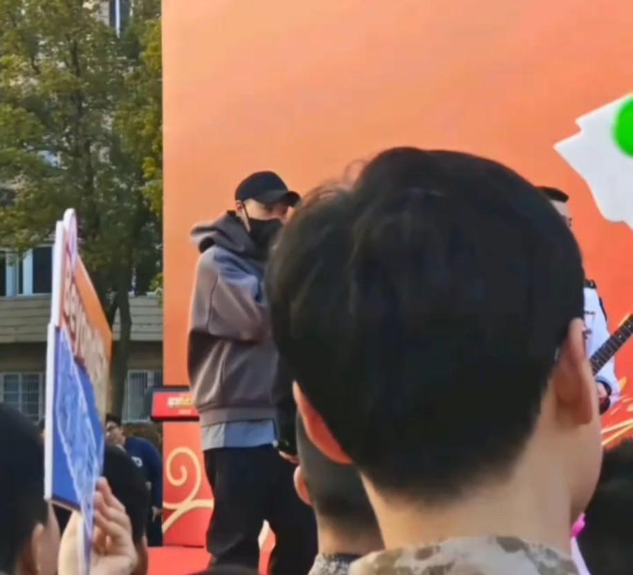 543天。他回来了。2026年元旦，某个跨年现场的角落。有人死死盯住一个背