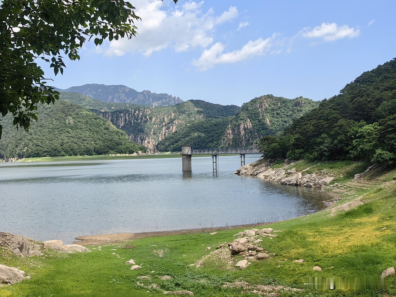 望峪山庄，秦皇岛的阿勒泰。在秦皇岛山海关燕山脚下，燕塞湖中段湖面开阔，岸边草原铺