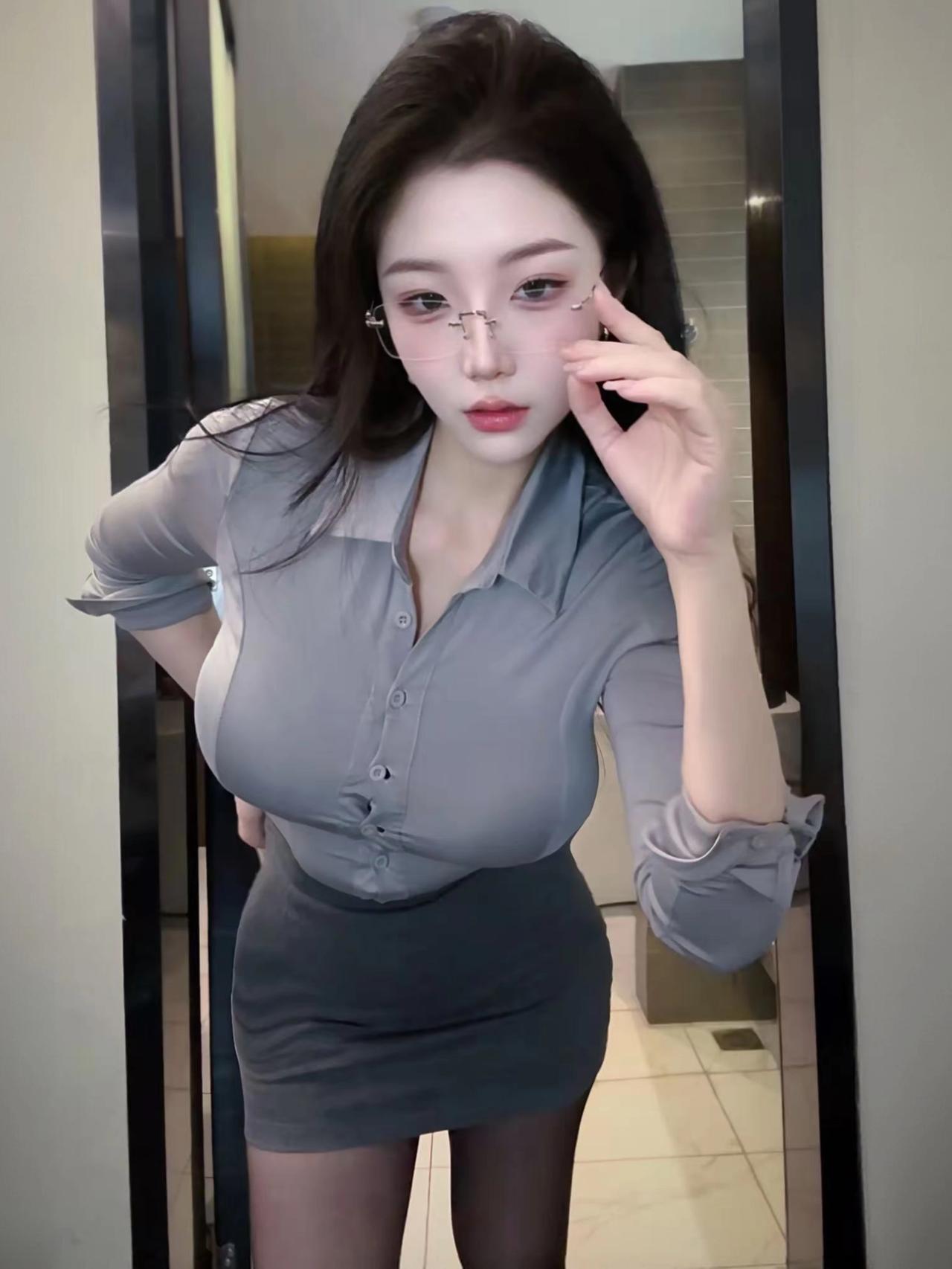 衬衫扣到最上面一颗，是为了锁住专业；裙摆提到最高一寸，是为了释放自我。衬衫拍照姿