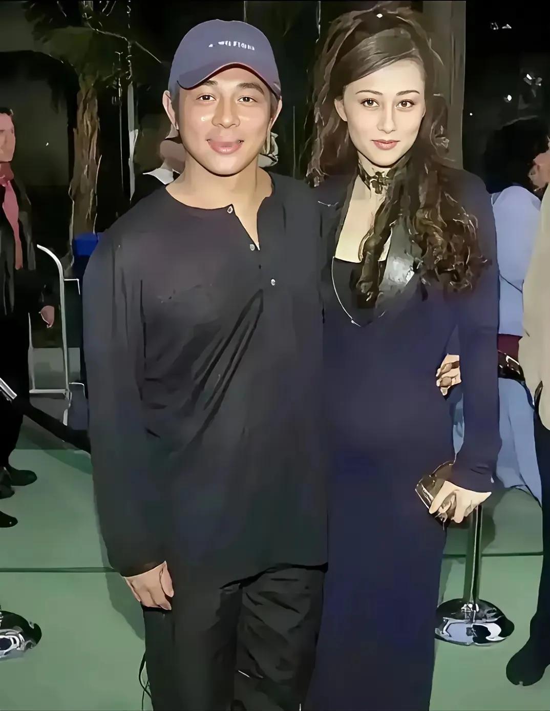 李连杰当年为什么会抛弃黄秋燕选择利智呢？网友总结了几个原因。1.两个人同病相