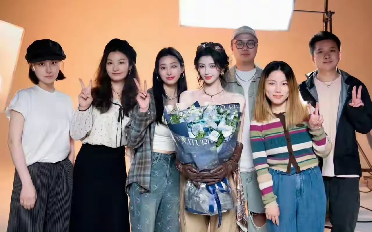 鞠婧祎究竟是脸小还是肩宽​​​​
