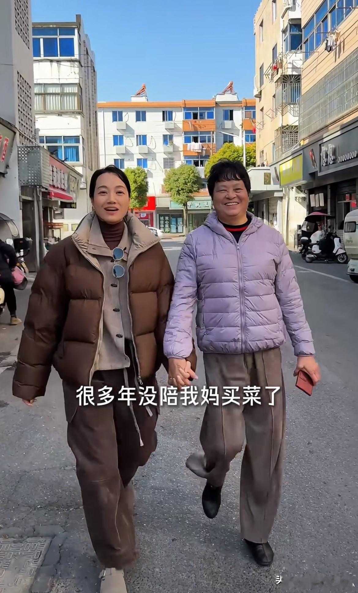 12月17日，朱丹回绍兴娘家，穿水靴下田摘菜，父母住二层小楼，家里还种地！朱丹