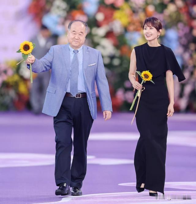 袁泉红毯这一块真的是找对了路子，现在的她永远是红毯焦点，因为她总是带着自己独有的
