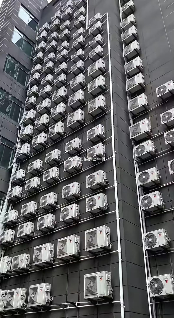 重庆这个空调墙，原本我以为是网友们玩AI，后来听说是真的，位置在重庆江北区观音桥