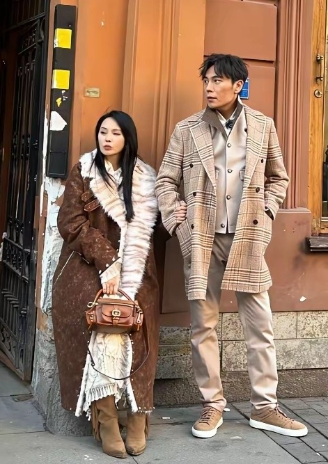 伊能静在俄罗斯旅游穿着打扮很有特点，尤其她穿的这件大衣，感觉有点俄罗斯的风格，