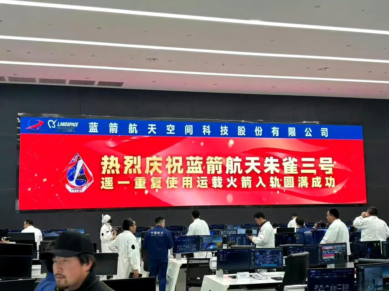 哎呀！回收失败了，一级直接砸地上了，大概是发动机点火失败了吧，都没有减速就砸下来