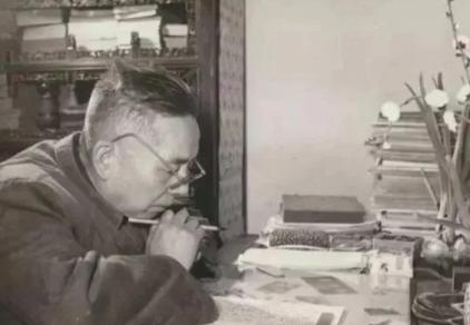 张恨水正跟人打麻将，忽然有人来取稿件，他才想起竟然忘写了，于是让来人稍等，而他接