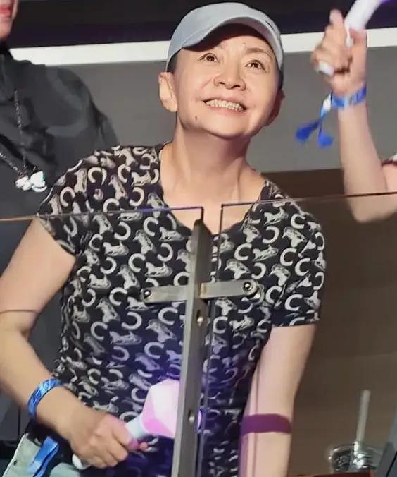 果然贫穷限制了我的想象，有人说宋丹丹退休了，穿的衣服像地摊货，看着旧旧的，我特