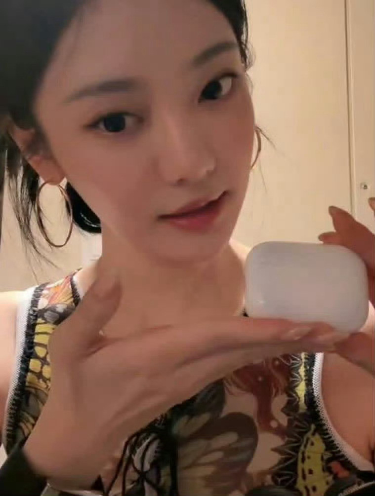 宁艺卓弄丢了30多副耳机共情她丢耳机的难过，又忍不住笑她三十多副的离谱战绩，又心