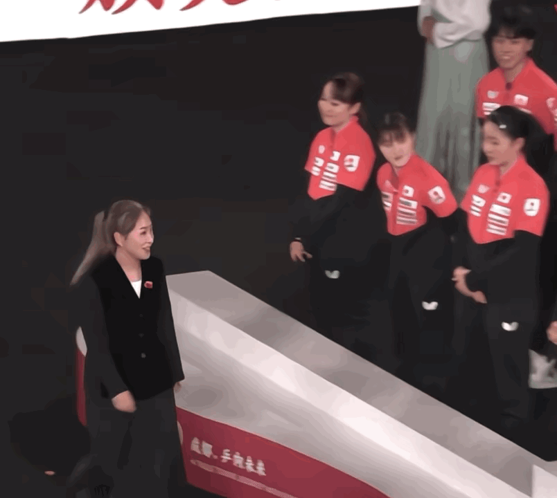 刘诗雯来了，她穿着职业套装，优雅从容，迈着轻盈的脚步向着颁奖现场走来。当小枣经过