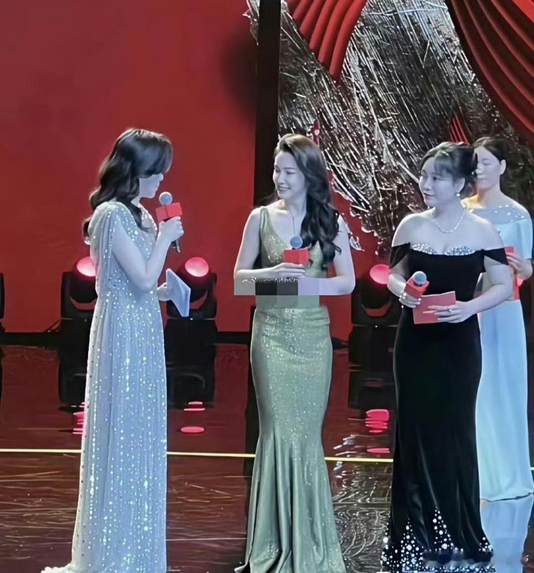 李雪琴真的瘦了好多呀。跟李冰冰身材差不多了…
