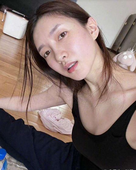江疏影真的很勇，大方晒出傲人身材...