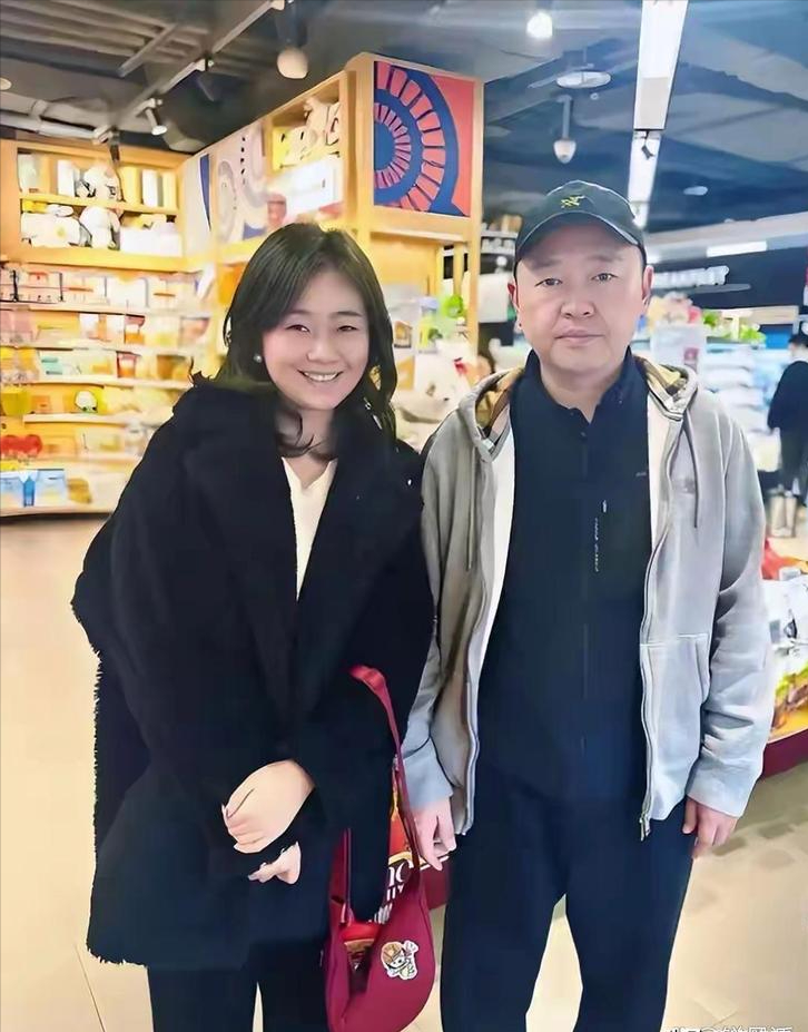 50岁孔令辉现身四川超市，停职8年后首度公开亮相，他热情配合网友合影，言行低调！