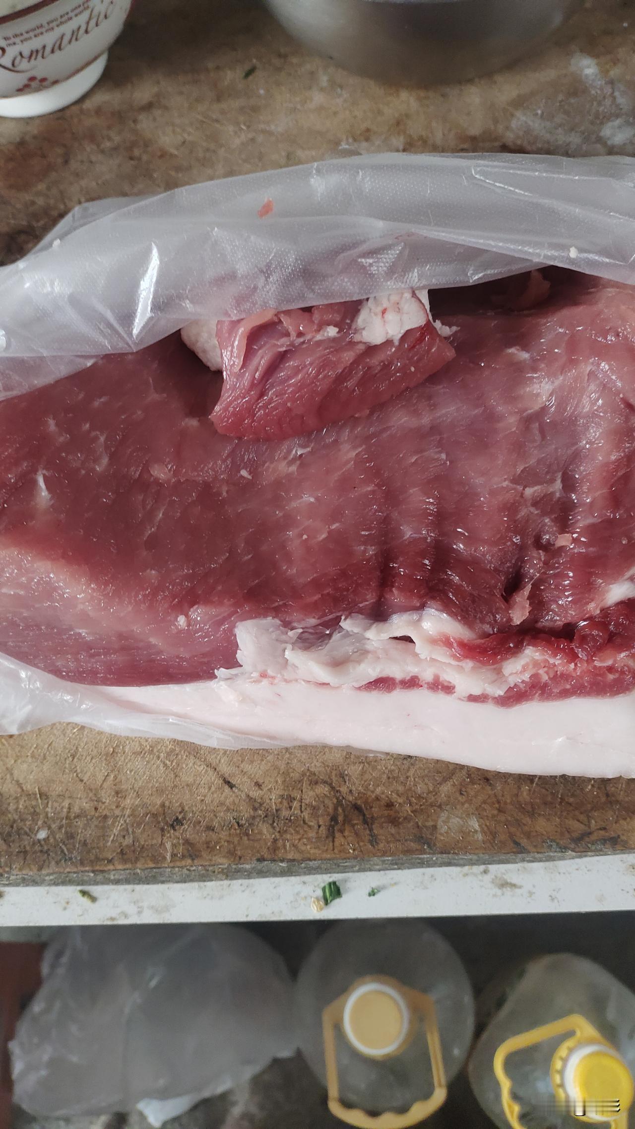 今天上午，我骑着电动车到了集市上，看到人来人往，络绎不绝。蔬菜水果都很新鲜，价格