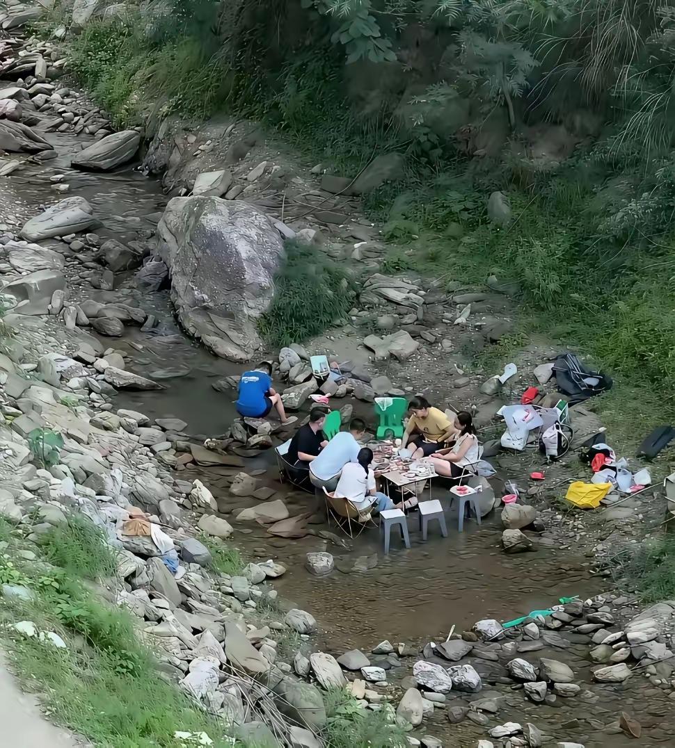 这是怎么到这里吃饭的[捂脸哭]