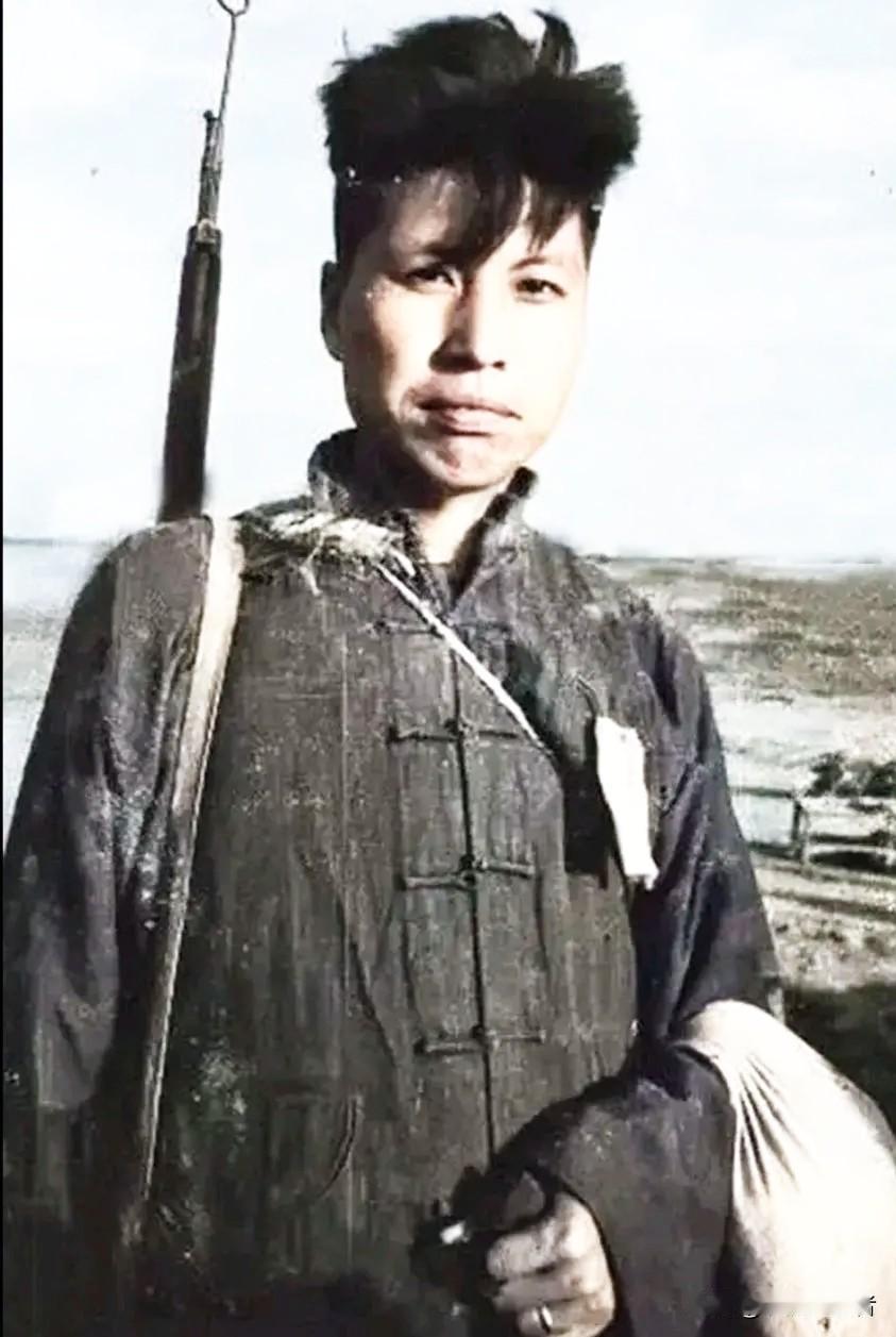 1947年，一个地主，半夜摸进柴房，对着一个被捆着的地下党，不说废话，匕首“噌”