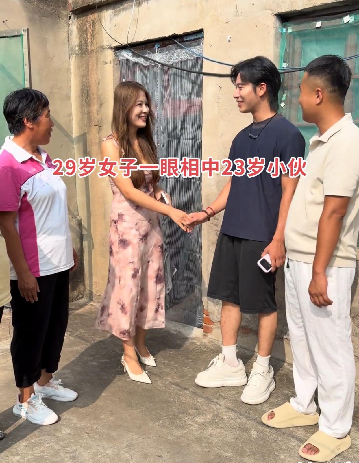 经熟人介绍，二十九岁的女生回乡相亲，刚一见面，就相中了眼前二十三岁的小伙子。两人
