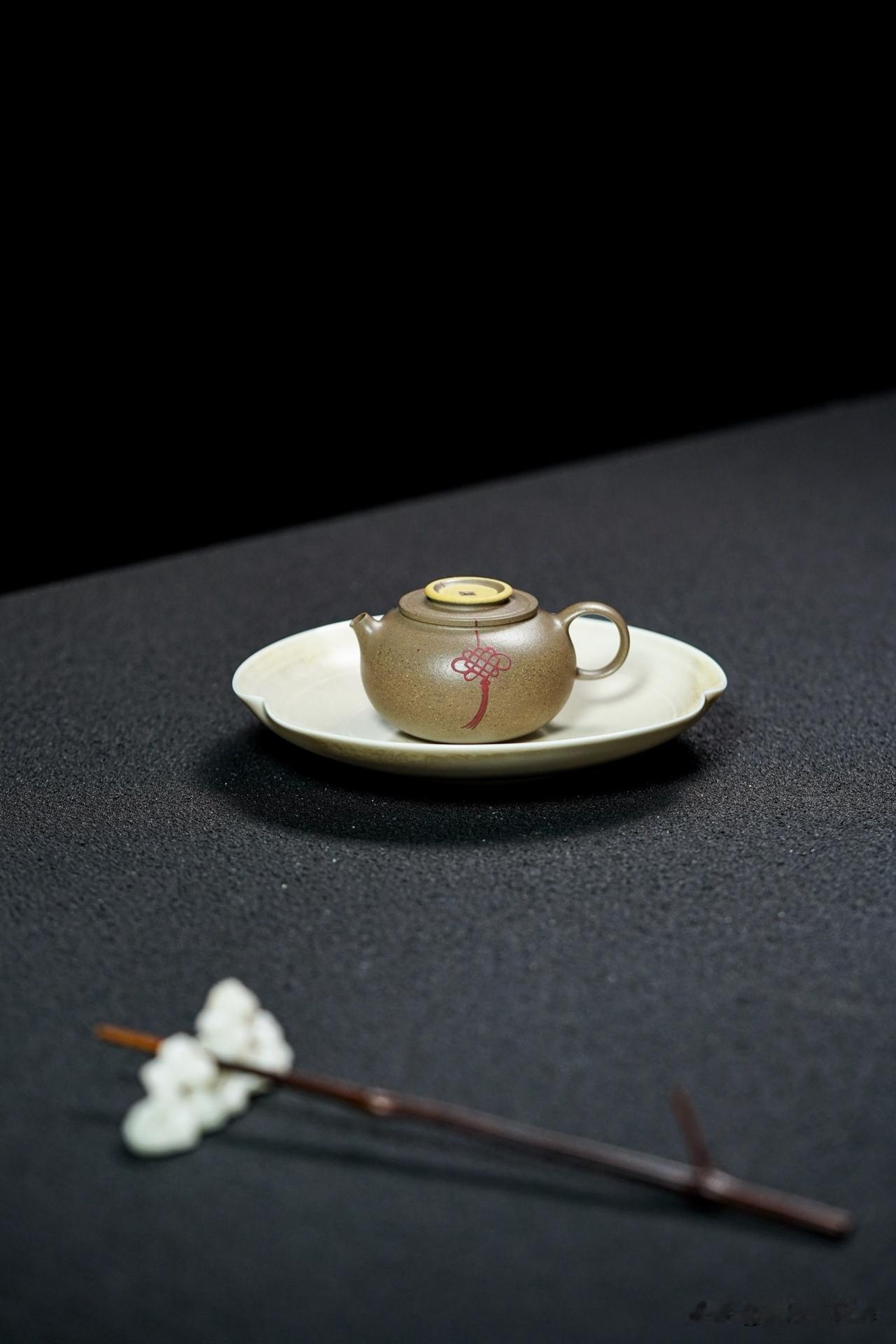 紫砂壶的内养就是一壶事一茶，一壶不泡二茶。由于紫砂壶的特殊气孔结构的特性，易吸附