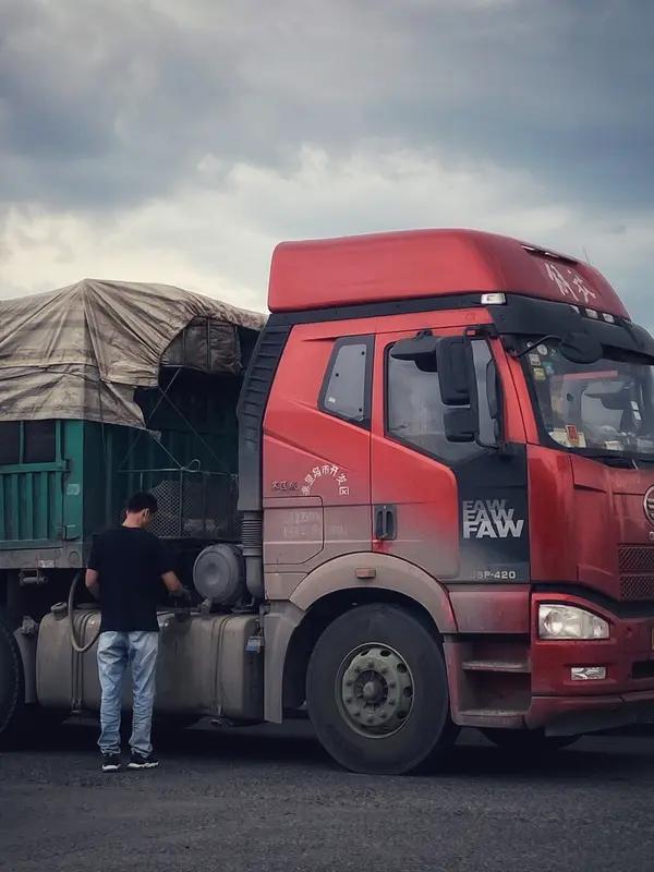 大货车司机关键时刻的举动，真的能救人一命！4月4日，湖北游客赵力一家五口自驾新疆