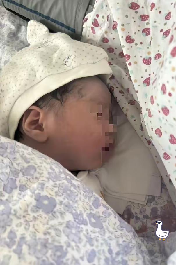 才27天啊，看完心都揪起来了……11月22号下午，护士给娃喂了85毫升奶，侧放