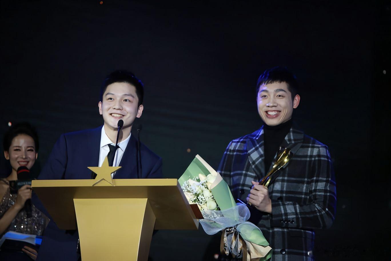 樊振东演讲台上的笑容​​​