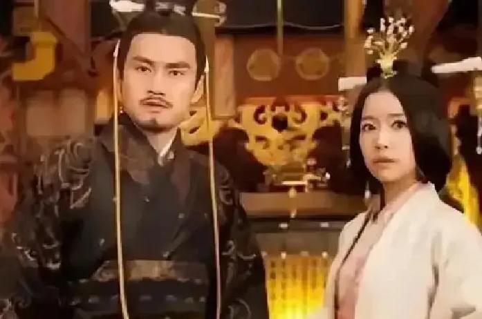 公元26年，光武帝刘秀正在批阅奏章，姐姐刘黄突然来访。姐弟俩聊着聊着，刘黄变得吞吞吐吐，脸上红一阵白
