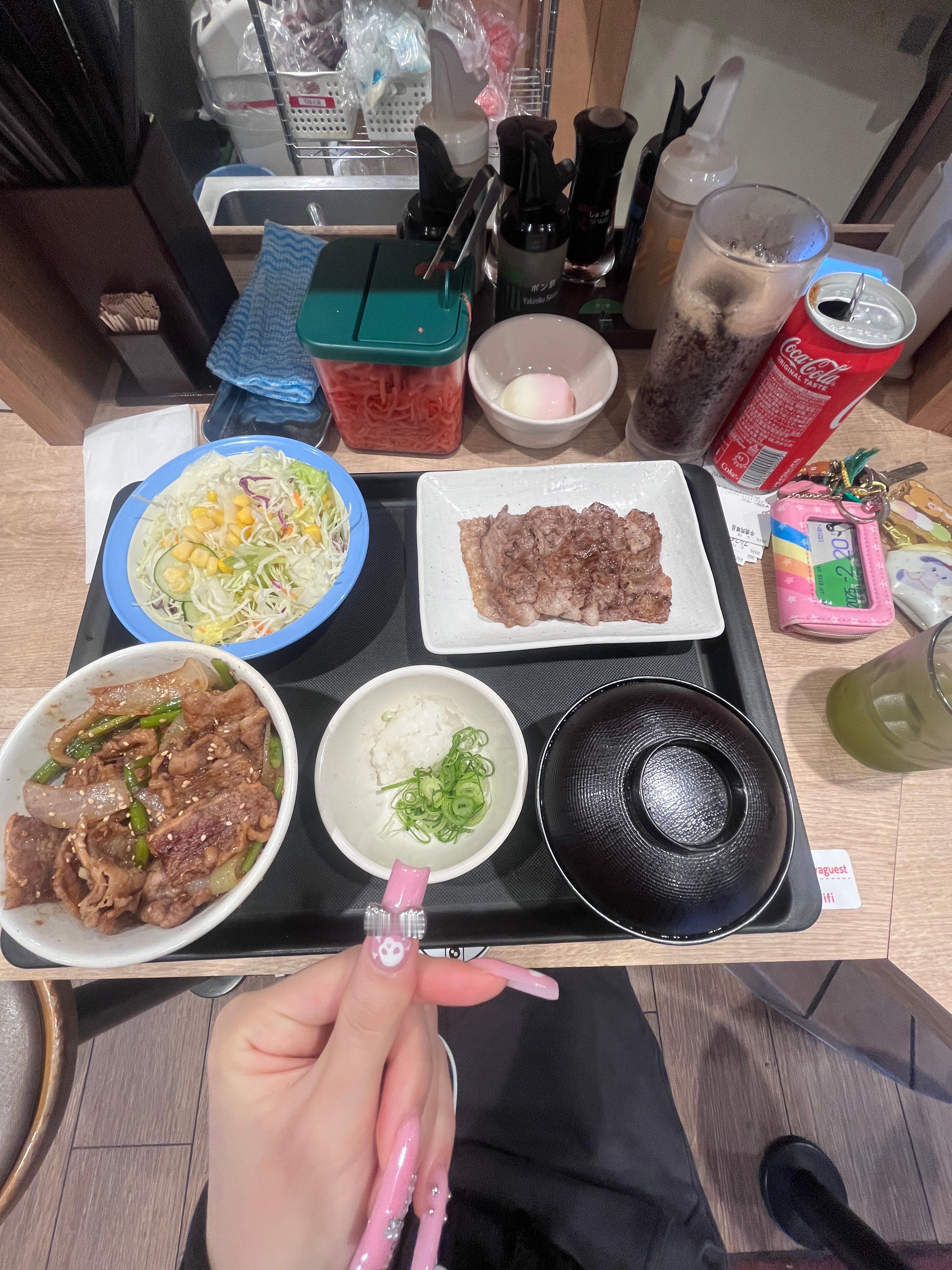 现在下楼买了一堆零食顺便吃个松屋，奖励自己啥都没干还在这过日子​​​