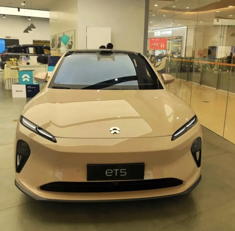 想买纯电轿车，看中这三款，——1、蔚来ET52、特斯拉Model33、小米