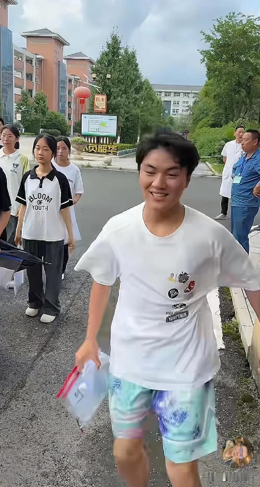 高考结束后，他带着一束花去墓地看妈妈，看哭了！妈妈去世了，那天他穿上黑色的衣