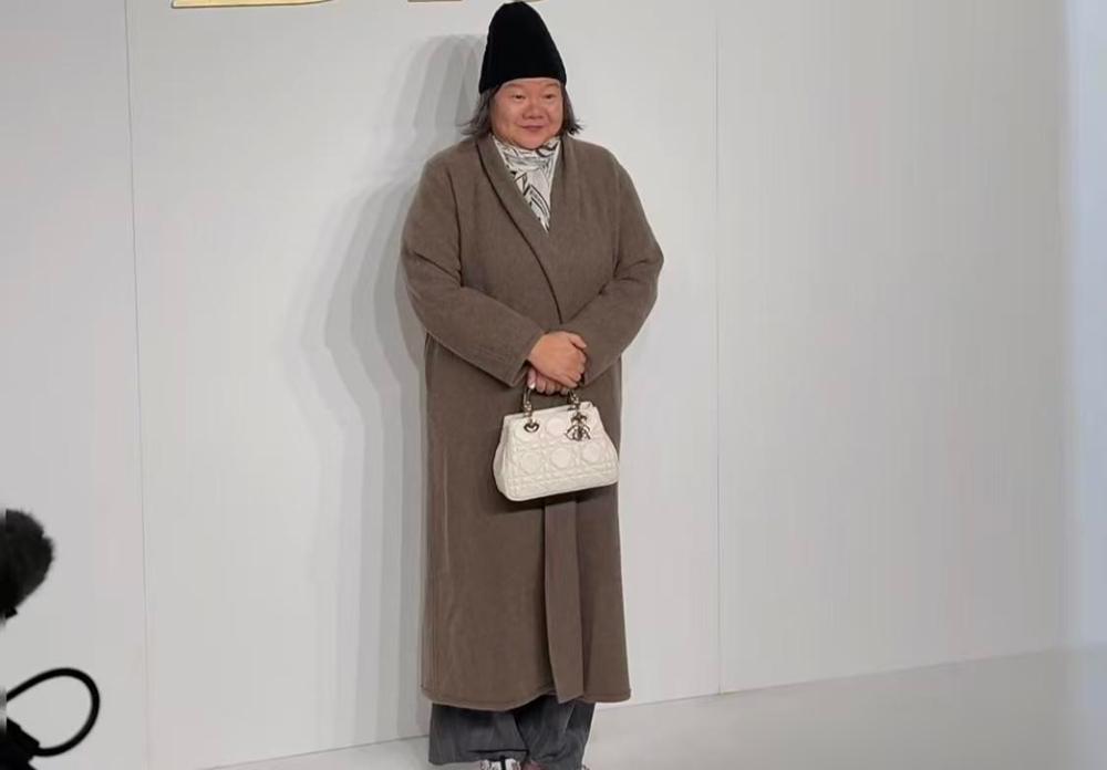 时尚女魔头洪晃、苏芒参加同场活动，风格大不相同。先把事捋一下：昨天北京零下，